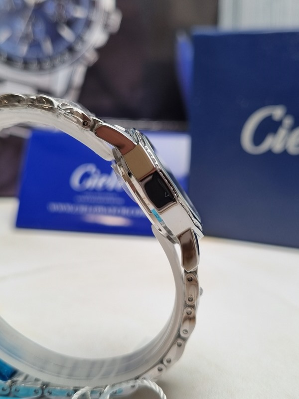 ساعت نقره ای